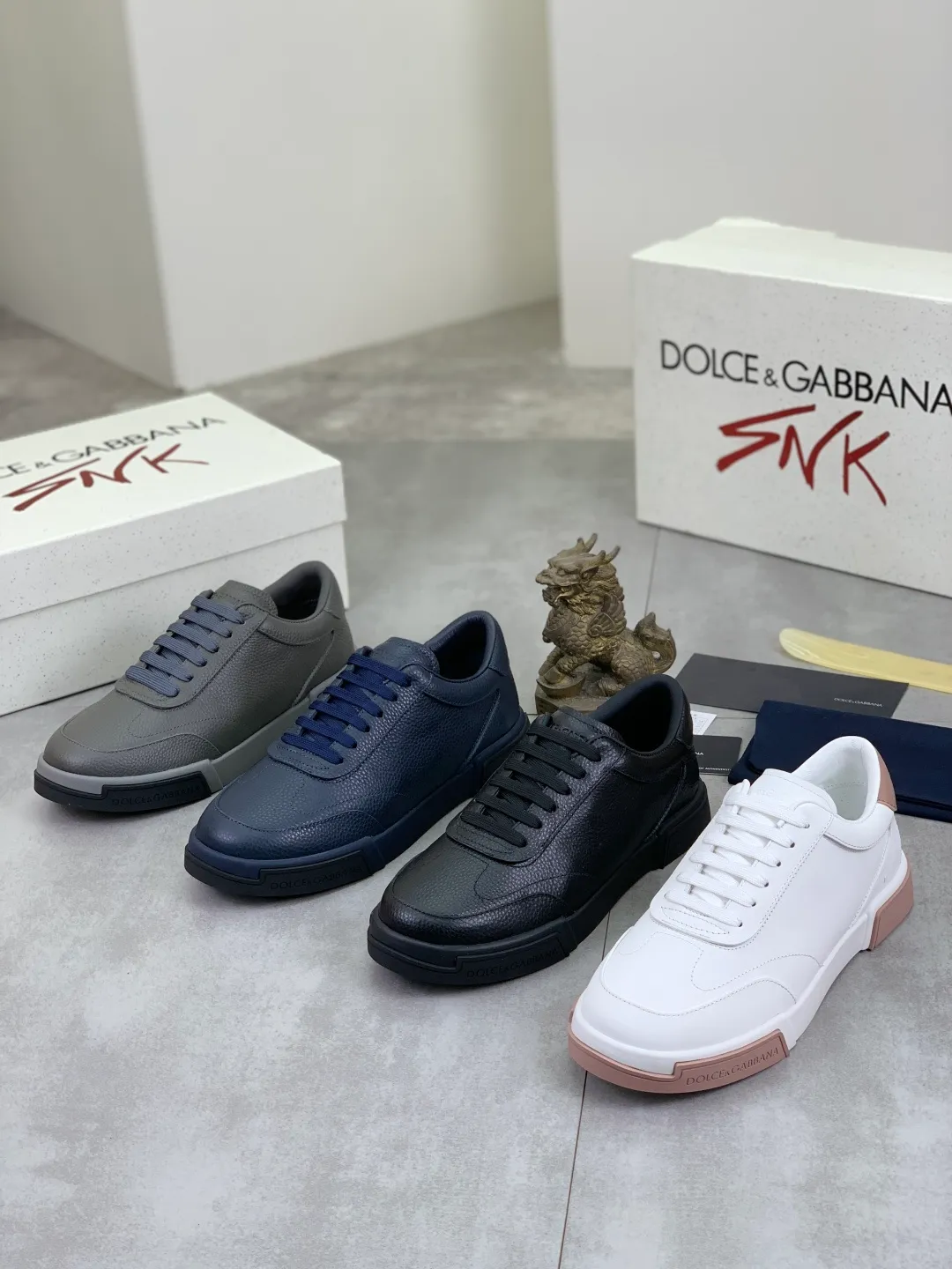 Men's shoes 💰P520 new model (DG-Dolce & Gabbana) latest popular 🔥🔥casual shoes, with brand signature details on the tongue, imported first-layer pebbled cowhide fabric, fashionable and versatile, can add luster to various looks. Create an exquisite design with unique dynamic vitality and modern atmosphere, showing modern elegance. Size: 38-44 (45 46 customized) Color: 4️⃣ colors available